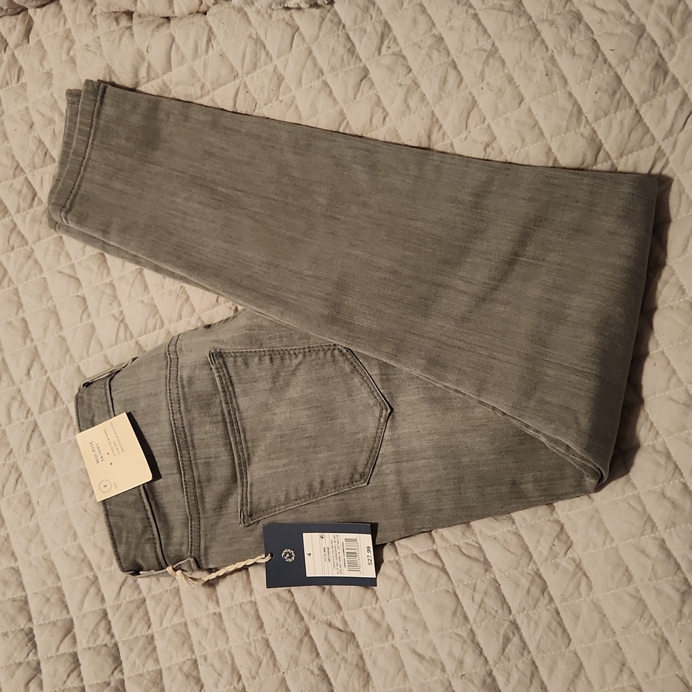 NWT Gray Mid-rise skinny jeans👖